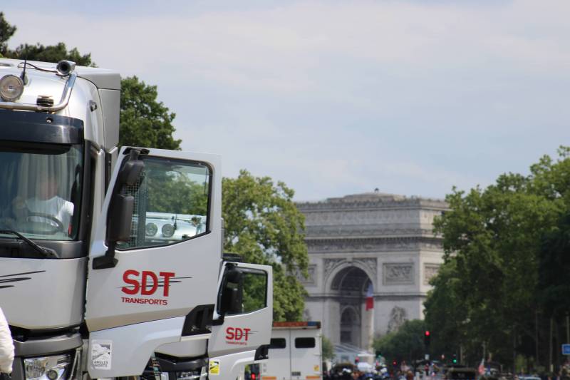 Livraison spéciale d'engins militaires sur les Champs Elysées à Paris pour la commémoration du 8 Mai 