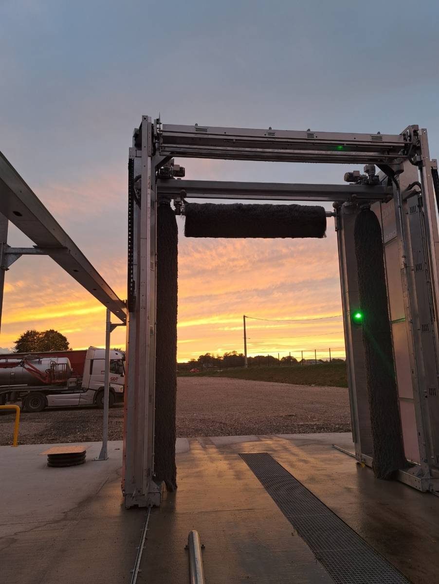 Faire laver son Camion à Fond Mouvant dans une station de lavage poids lourd secteur Rouen 76