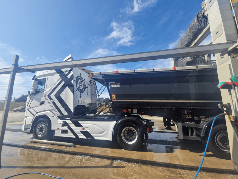 Lavage intérieur et extérieur d'un ensemble routier en Normandie près du Havre (76)